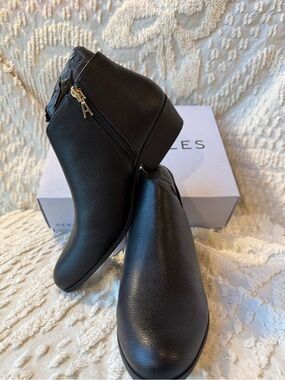 AEROSOLES Black Side-Zip Ankle Booties  706